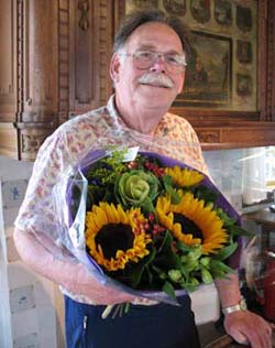 Jan Joosten met welverdiende bloemen.