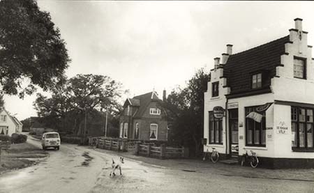 Dorpsstraat in Oude Niedorp bij de afslag Zuiderweg (rechts), circa 1965.