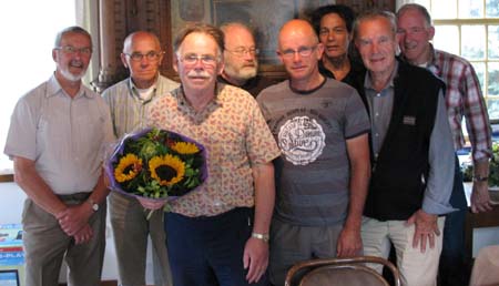 Jan omringd door een aantal bestuursleden van Westfriese Families.