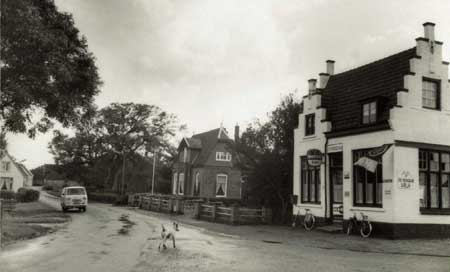 Dorpsstraat in Oude Niedorp bij de afslag Zuiderweg (rechts), circa 1965. Rechts café De Vergulde Valk.