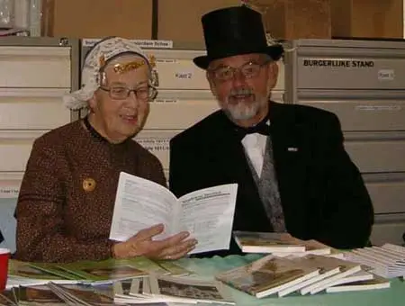 Bestuursleden Suus Messchaert-Heering en Klaas Bant op Landelijke Archievendag, 14 oktober 2006.
