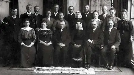 Outjert Baas en Neeltje Purmer en het gezin in 1915, bij hun 50-jarig huwelijk.