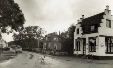 Dorpsstraat in Oude Niedorp bij de afslag Zuiderweg (rechts), circa 1965. Rechts caf&eacute; De Vergulde Valk.