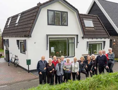 Broers en zussen De Boer voor het ouderlijk huis aan de Oostdijk in Heerhugowaard, 2018.